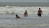  Trưa 24-11, du khách vẫn thản nhiên tắm biển Vũng Tàu