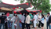 Người dân khai báo y tế tại chốt kiểm soát trên QL51 trước khi vào tỉnh Bà Rịa - Vũng Tàu