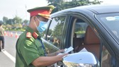 Lực lượng công an tỉnh Bà Rịa - Vũng Tàu kiểm tra giấy đi lại của người dân tại đường vào TP Vũng Tàu