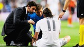 Tiến sĩ Jesus Olmo (bìa trái) đã rời Real Madrid.