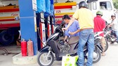 Trạm xăng Dương Anh Thư (679 Nguyễn Duy Trinh, phường Bình Trưng Đông, quận 2) vẫn bán hàng khi đang nhập xăng vào bồn chứa. 