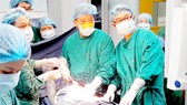 Các bác sĩ Trung tâm Phẫu thuật nội soi cùng chuyên gia Nhật thực hiện phẫu thuật nội soi thoát vị bẹn cho một bệnh nhi