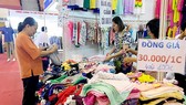 Người tiêu dùng mua sắm tại Hội chợ Tháng khuyến mãi TPHCM năm 2017