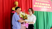 Đại diện Viện kiểm sát Nhân dân TP Biên Hòa tặng hoa và xin lỗi bà Trịnh Thị Nghị