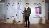 Nam diễn viên - ca sĩ Rocker Nguyễn là đại diện hình ảnh thương hiệu Huawei Nova 2i tại Việt Nam