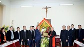 Phó Thủ tướng Thường trực Chính phủ Trương Hòa Bình đến chúc mừng Tòa Tổng Giám mục Hà Nội. Ảnh: VGP