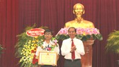 Nguyễn Bá Vinh nhận bằng khen của Chủ tịch UBND TP Cần Thơ