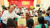 Thủ tướng Nguyễn Xuân Phúc trao quà Tết cho người nghèo
