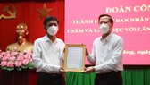 Chủ tịch UBND TPHCM Phan Văn Mãi trao Thư cám ơn đến Tỉnh ủy, HĐND, UBND, Ủy ban MTTQ và Nhân dân tỉnh Sóc Trăng