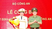 Đại tá Lâm Thành Sol (trái) giữ chức Giám đốc Công an tỉnh Sóc Trăng