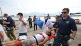 Nhân viên Y tế của TP Đà Nẵng và Hải quân Hoa Kỳ tiến hành cấp cứu nạn nhân    Ảnh: NGUYÊN KHÔI