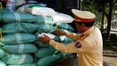 CSGT bắt giữ 1 tấn bột ngọt không hoá đơn, chứng từ     Ảnh: ĐỨC LÂM