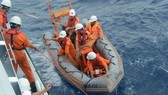 VIDEO: Vượt gió bão biển Đông cấp 12 cứu ngư dân gặp nạn 