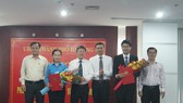 Ông Hồ Kỳ Minh, Phó Chủ tịch UBND TP Đà Nẵng trao quyết định bổ nhiệm 2 Phó Giám đốc Sở TTTT 