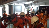 Các nhân viên tàu SAR 412 đưa nạn nhân về đến đất liền cấp cứu  
