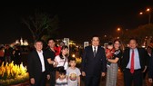 Chủ tịch UBND TP Đà Nẵng Huỳnh Đức Thơ đi thăm đường hoa xuân và chụp ảnh chung với người dân 