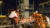 Nạn nhân được đưa lên bờ và chuyển đến bệnh viện cấp cứu 