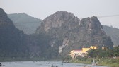 Thuyền chở khách du lịch tại Vườn quốc gia Phong Nha - Kẻ Bàng. Ảnh: NGUYÊN KHÔI 