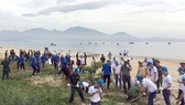 Các đại biểu tham gia lượm rác trên bãi biển đường Nguyễn Tất Thành, Đà Nẵng 