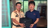 Đại úy Nguyễn Phan Ngọc Tiến trả lại tài sản cho người đánh rơi