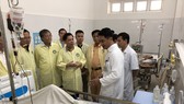 Bộ trưởng Bộ GTVT Nguyễn Văn Thể thăm các nạn nhân tại bệnh viện 