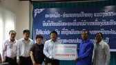 Phó Bí thư Thường trực Thành ủy Đà Nẵng Võ Công Trí trao 2 tỷ đồng tiền hỗ trợ cho tỉnh Attapeu (Lào)