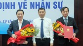 Ông Hồ Kỳ Minh (đứng giữa), Phó Chủ tịch UBND TP Đà Nẵng trao quyết định bổ nhiệm ông Hùng Anh (bìa phải) làm Chánh Văn phòng UBND TP Đà Nẵng