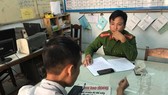 Phóng viên Vĩnh Quyên đang làm việc với Công an phường Xuân Hà