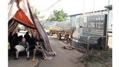 Người dân dựng lều trước cổng Nhà máy sản xuất sản phẩm ván và Veneer gỗ để yêu cầu nhà máy khắc phục việc gây ô nhiễm môi trường. Ảnh CÔNG HOAN.