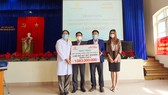 Trao tặng 2.000 bộ kit xét nghiệm SARS-CoV-2 cho tỉnh Lâm Đồng