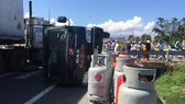 Xe chở bình gas lật nhào trên quốc lộ