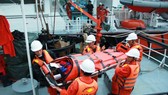 Cứu một thuyền viên Trung Quốc gặp nạn trên biển