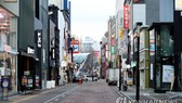 Dongsung-ro, một khu mua sắm lớn ở Daegu, cách Seoul 300 km về phía đông nam, gần như vắng người trong ngày 26-2. Ảnh: YONHAP
