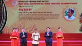 Chủ tịch Quốc hội Vương Đình Huệ dự lễ tôn vinh 63 nông dân Việt Nam xuất sắc năm 2021