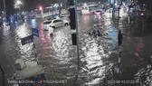 Nhiều ô tô ở Hà Nội bị mưa “cuốn bay” biển số