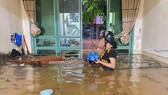 Mưa lớn, nước ngập lưng nhà, nhiều người dân ở Lào Cai không có chỗ ngủ
