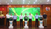 Bộ trưởng Bộ NN-PTNT Lê Minh Hoan (đứng giữa) cùng các bên bấm nút phát lệnh chuyển đổi số trong nông nghiệp