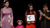 Ekip đoàn phim "Người vợ ba" trên sân khấu nhận giải Phim châu Á xuất sắc nhất tại LHP Toronto 2018