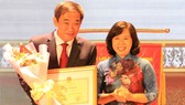 Bà Phạm Thị Ngọc Oanh, đại diện Công đoàn Giáo dục Việt Nam trao bằng khen cho Trường ĐH Quốc tế Hồng Bàng 