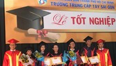 Gần 600 “cụ” sinh viên nhận bằng tốt nghiệp trung cấp