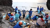 Phong trào dọn sạch rác bãi biển ở Phú Quý ngày càng lan rộng.
