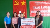 Phó Bí thư Thành ủy TPHCM Võ Thị Dung thăm, trao quà hỗ trợ người dân vùng tâm hạn Bình Thuận