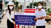 Đại diện UBND xã Phước Thể tiếp nhận hỗ trợ của Công ty Nhiệt điện Vĩnh Tân