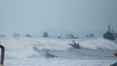 Bình Thuận: Sóng lớn làm chìm 5 tàu cá, 1 người chết