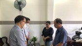 Đại diện Ban Giám hiệu Trường Đại học Nông Lâm TPHCM tới thăm hỏi, động viên gia đình anh B