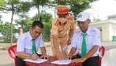 Các tài xế xe taxi đồng loạt hưởng ứng công tác tuyên truyền về tác hại rượu, bia khi tham gia giao thông.