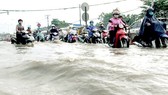 Many streets are heavily flooded after the rain on May 20 (Photo: SGGP)