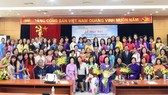 People pose for photo at the opening ceremony of a training course to teach Vietnamese abroad in Hanoi on August 14 (Photo: dangcongsan.vn)