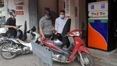People buying petrol at a station on Nguyen Cong Tru Street in Hanoi (Photo: VNA/VNS)