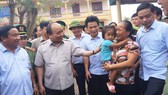 Prime Minister Nguyen Xuan Phuc visits residents in Ky Anh town (Photo: SGGP)